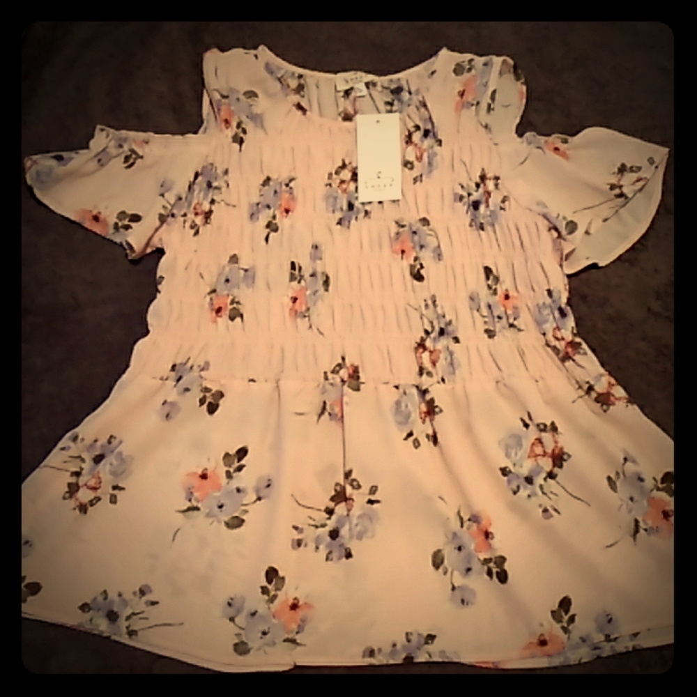 NWT Ladies Light Peach Floral Top Sz: XL